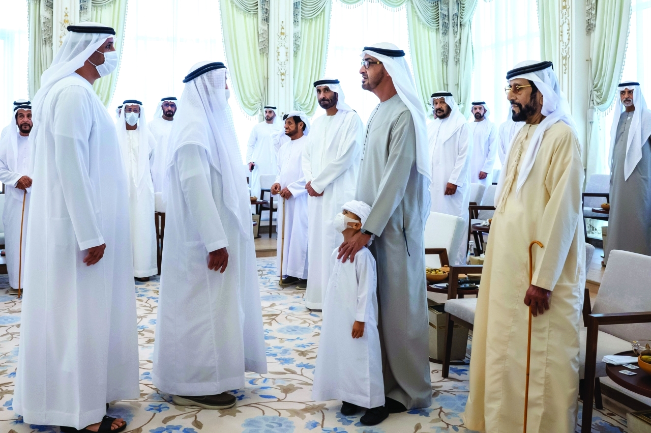 "محمد بن زايد خلال استقباله المواطنين بحضور طحنون بن محمد وسعيد بن زايد"