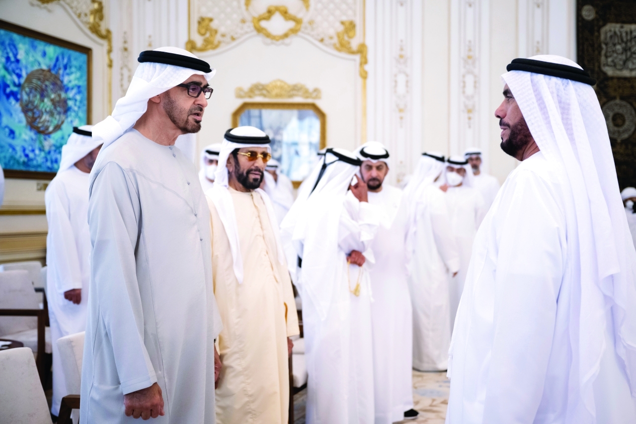 "سموه مستقبلًا المواطنين بحضور حمدان بن زايد وطحنون بن محمد"