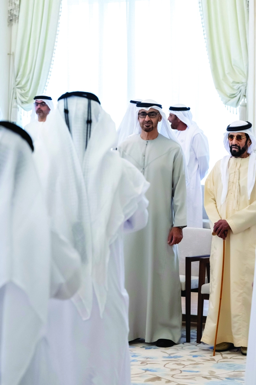 "سموه مستقبلًا المواطنين بحضور طحنون بن محمد وحامد بن زايد"