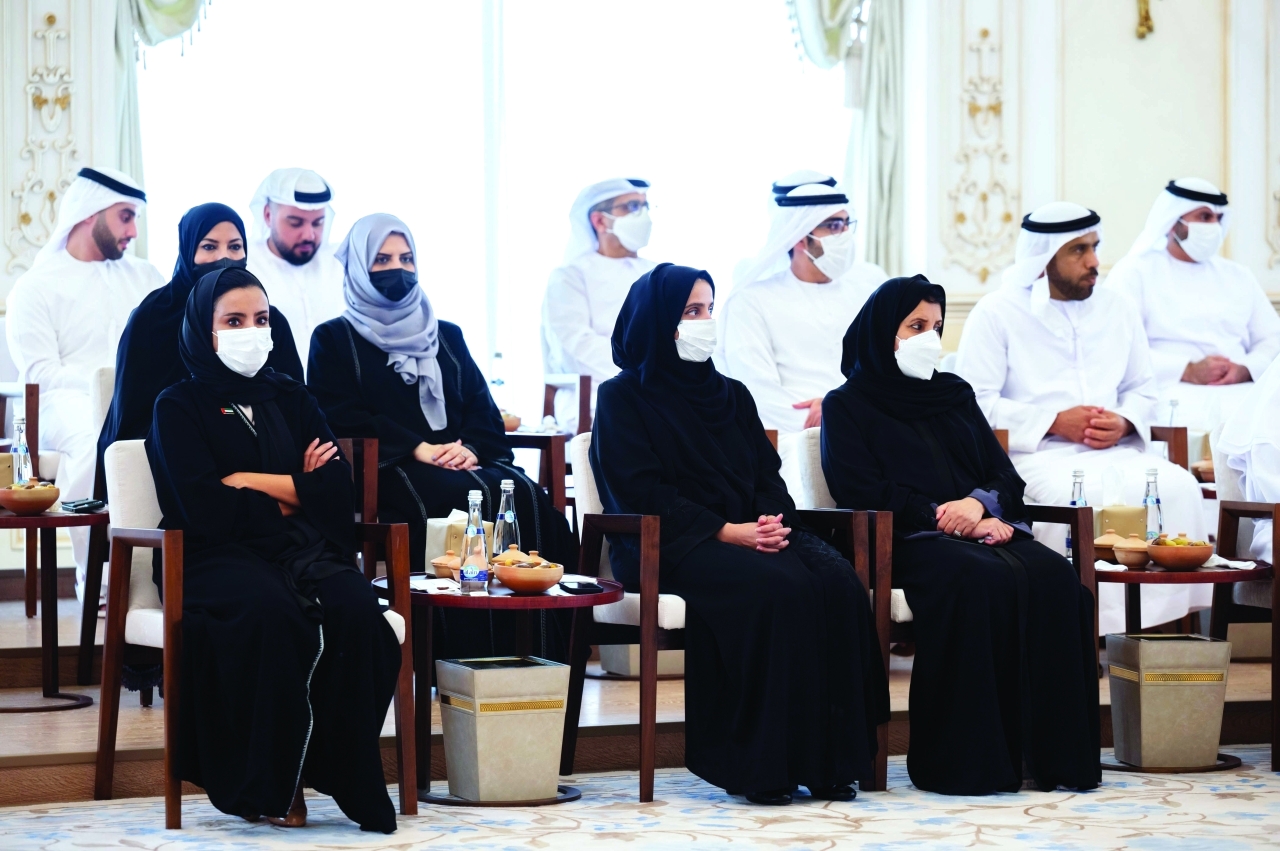 "جانب من المواطنين والمسؤولين خلال الاستقبال"