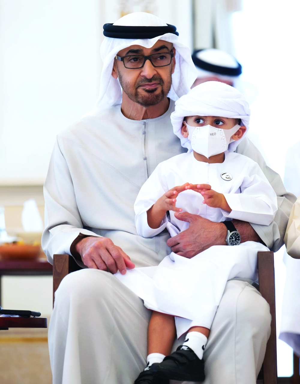 "محمد بن زايد في صورة أبوية مع زايد بن ذياب بن محمد"