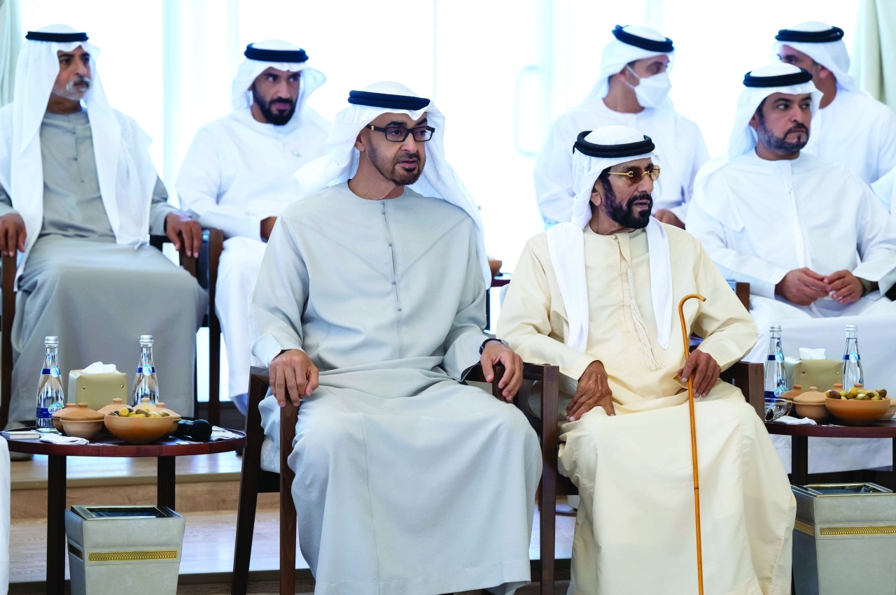"رئيس الدولة خلال اللقاء بحضور طحنون بن محمد وهزاع ونهيان بن زايد ونهيان وحمدان بن مبارك | تصوير: عبدالله النيادي، راشد المنصوري، وريان كارتر"