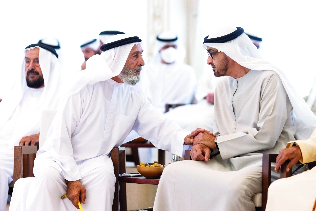"سموه في حديث مع أحد المواطنين"