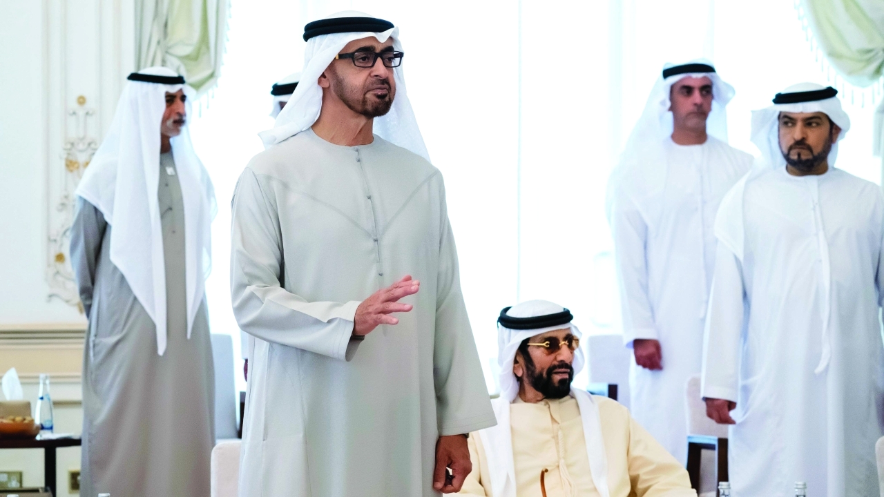 "سموه متحدثاً للحضور بحضور طحنون بن محمد وسيف بن زايد ونهيان بن مبارك"