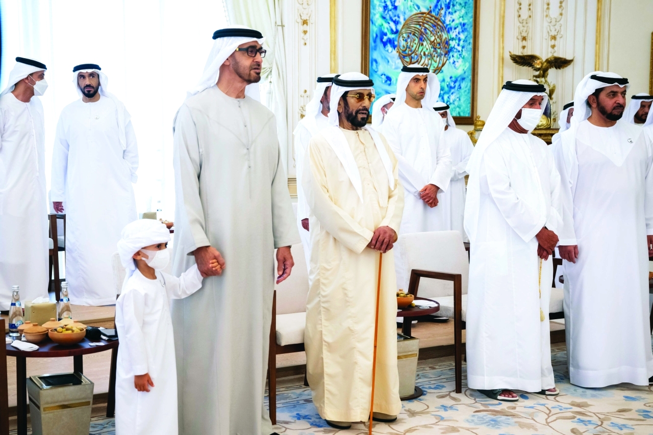 "محمد بن زايد خلال اللقاء بحضور حمدان بن زايد وطحنون وسرور بن محمد وهزاع ونهيان وخالد بن زايد"