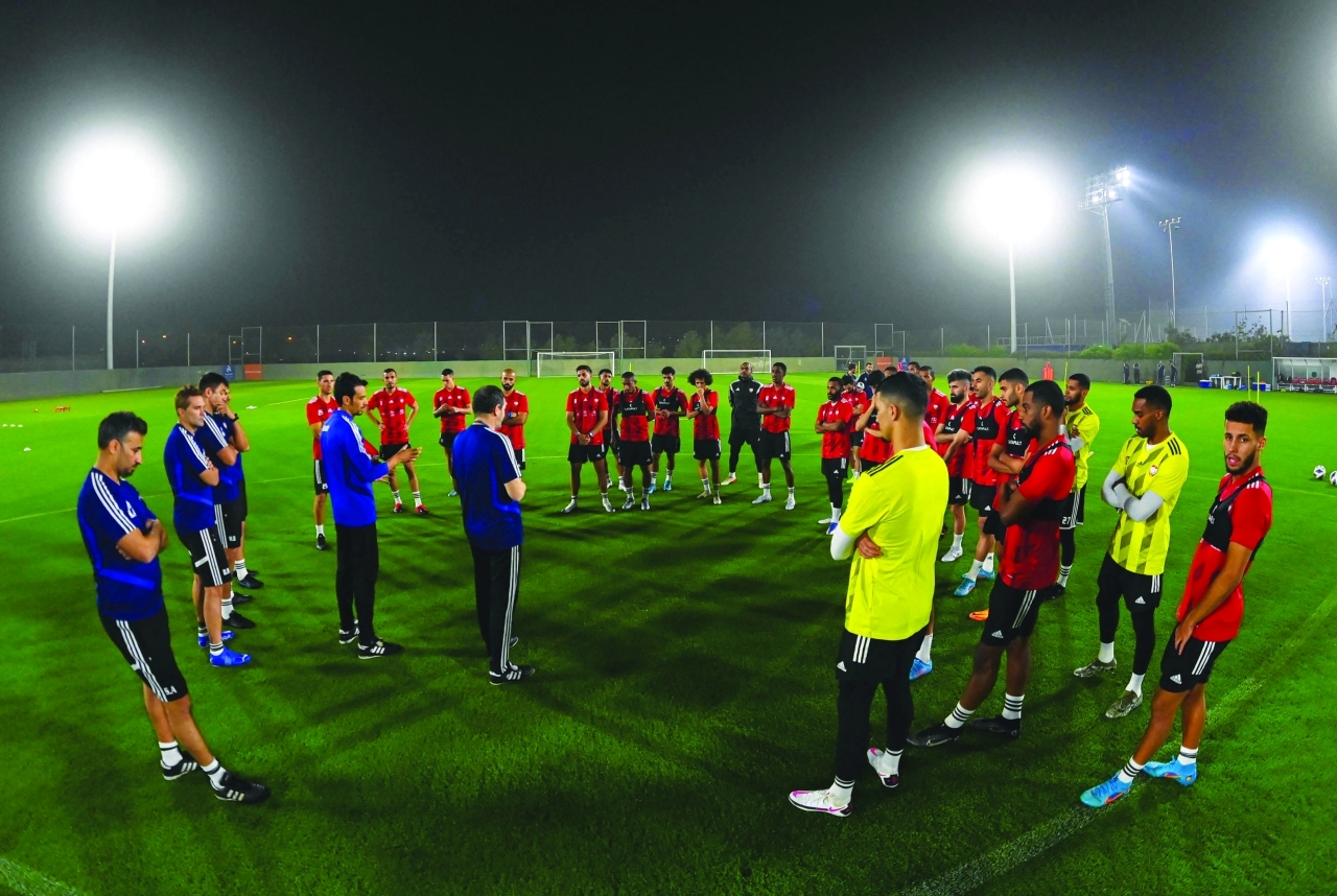 "رودولفو أروابارينا متحدثاً إلى لاعبي المنتخب | البيان"