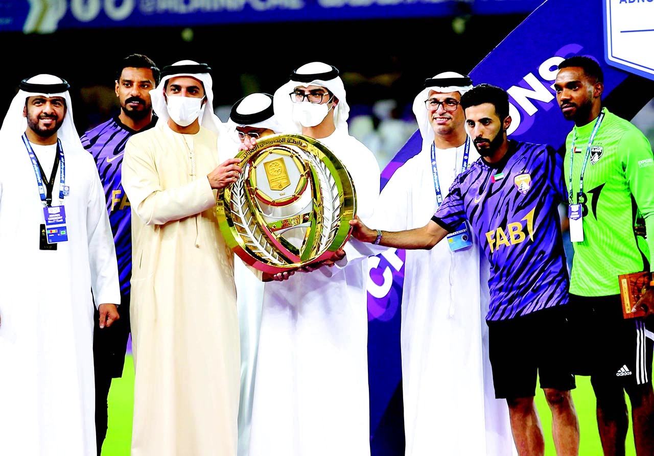 "راشد بن حميد النعيمي وسلطان بن حمدان بن زايد وعبدالله الجنيبي ومطر الدرمكي خلال تتويج العين | تصوير : سيف الكعبي"