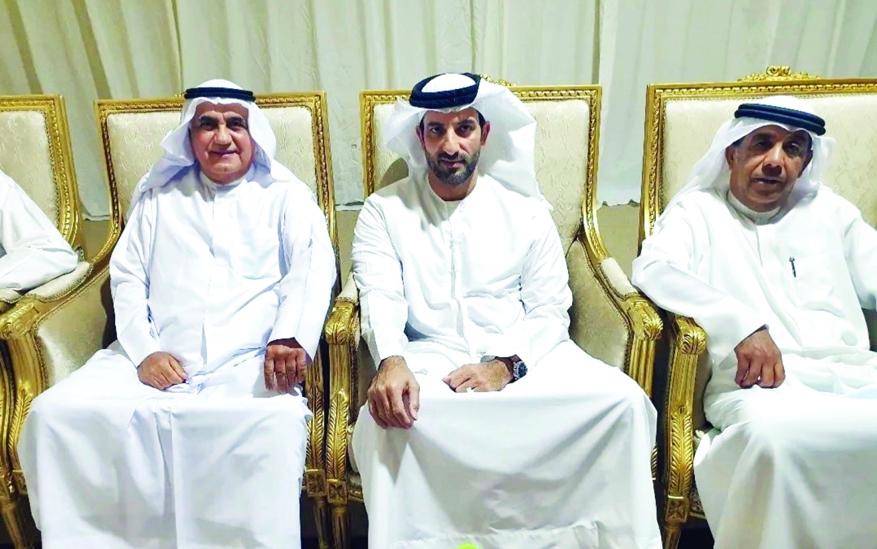 "سلطان بن أحمد مقدماً واجب العزاء"
