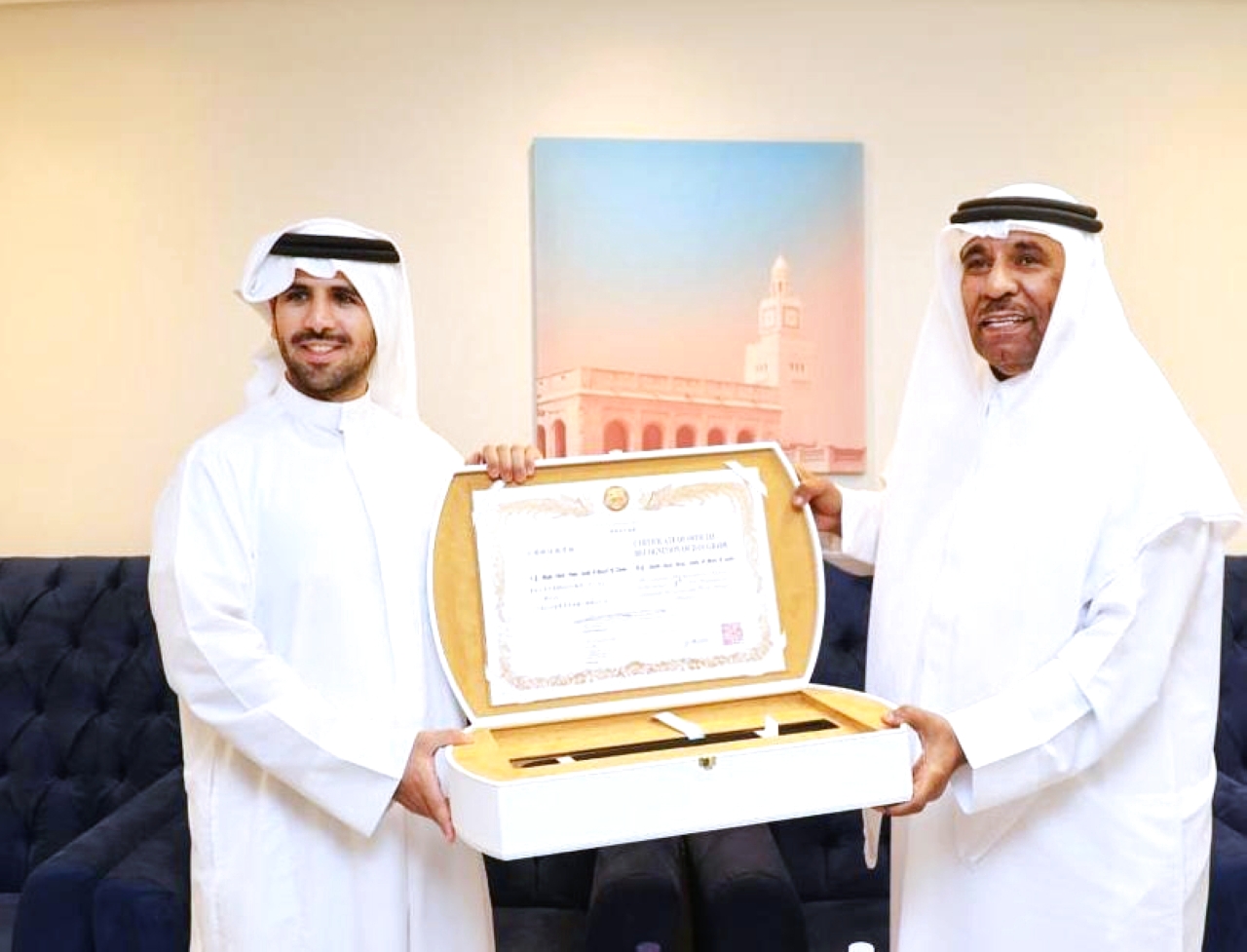 "فهد الصباح يتلقى شهادة الحزام الأسود من ناصر الرزوقي | البيان"