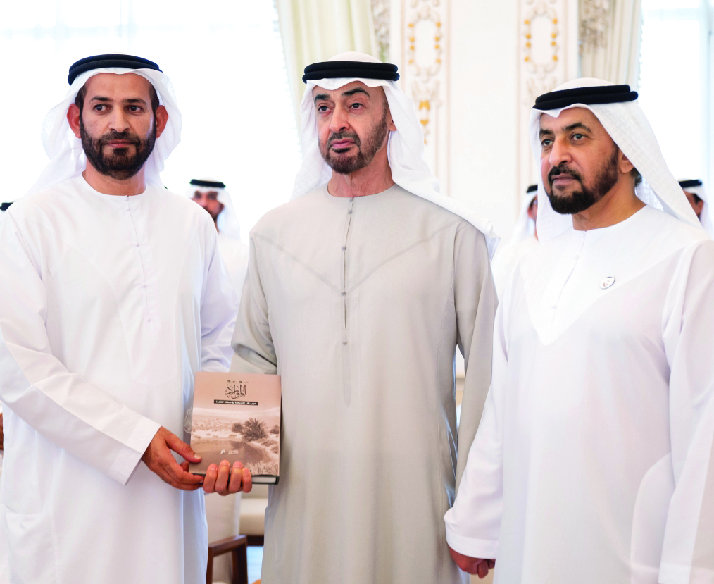 "رئيس الدولة وحمدان بن زايد في صورة مع المؤلف"
