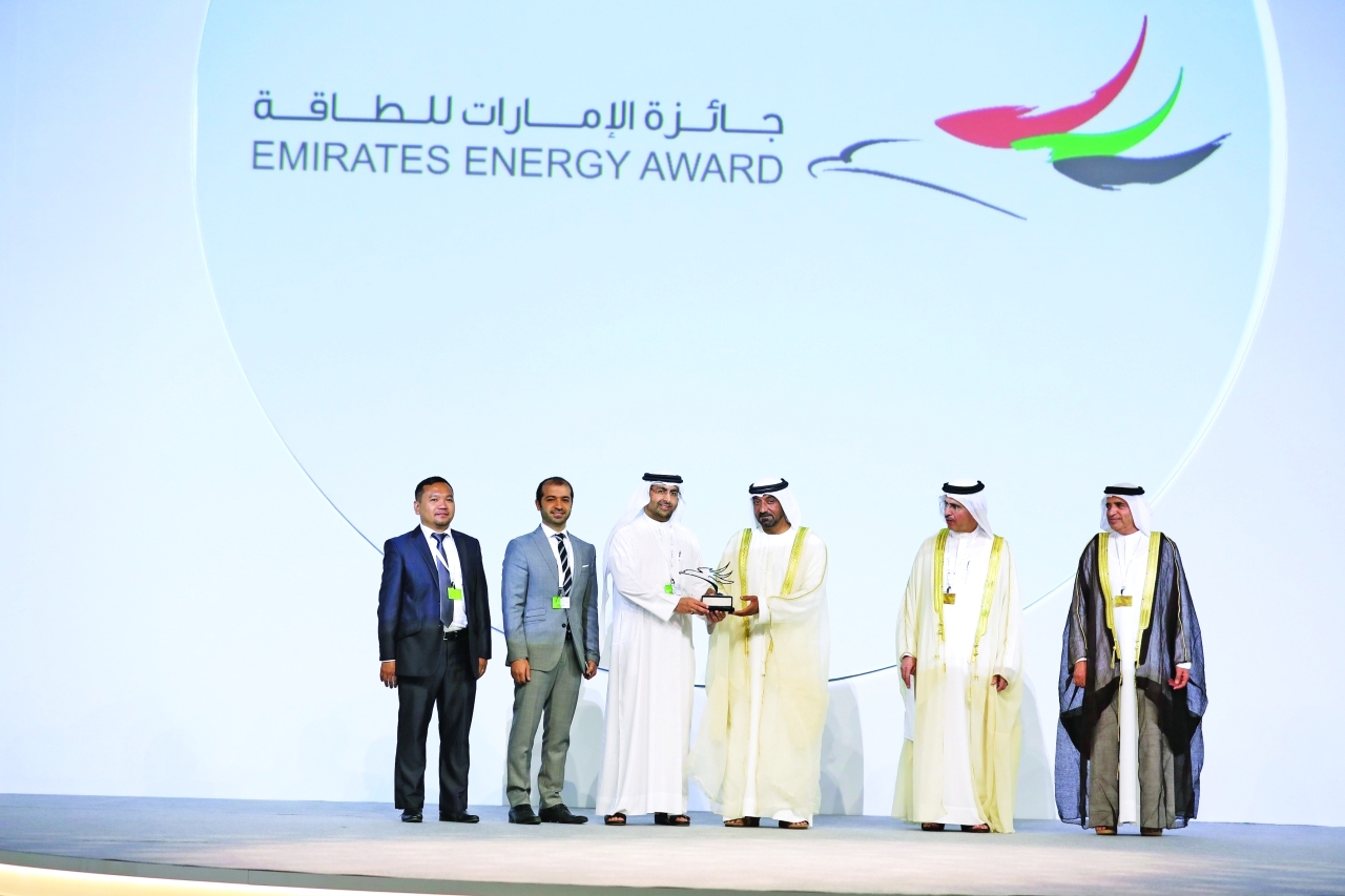 "أحمد بن سعيد خلال تكريم أحد الفائزين في الدورة الماضية بحضور سعيد الطاير | أرشيفية"