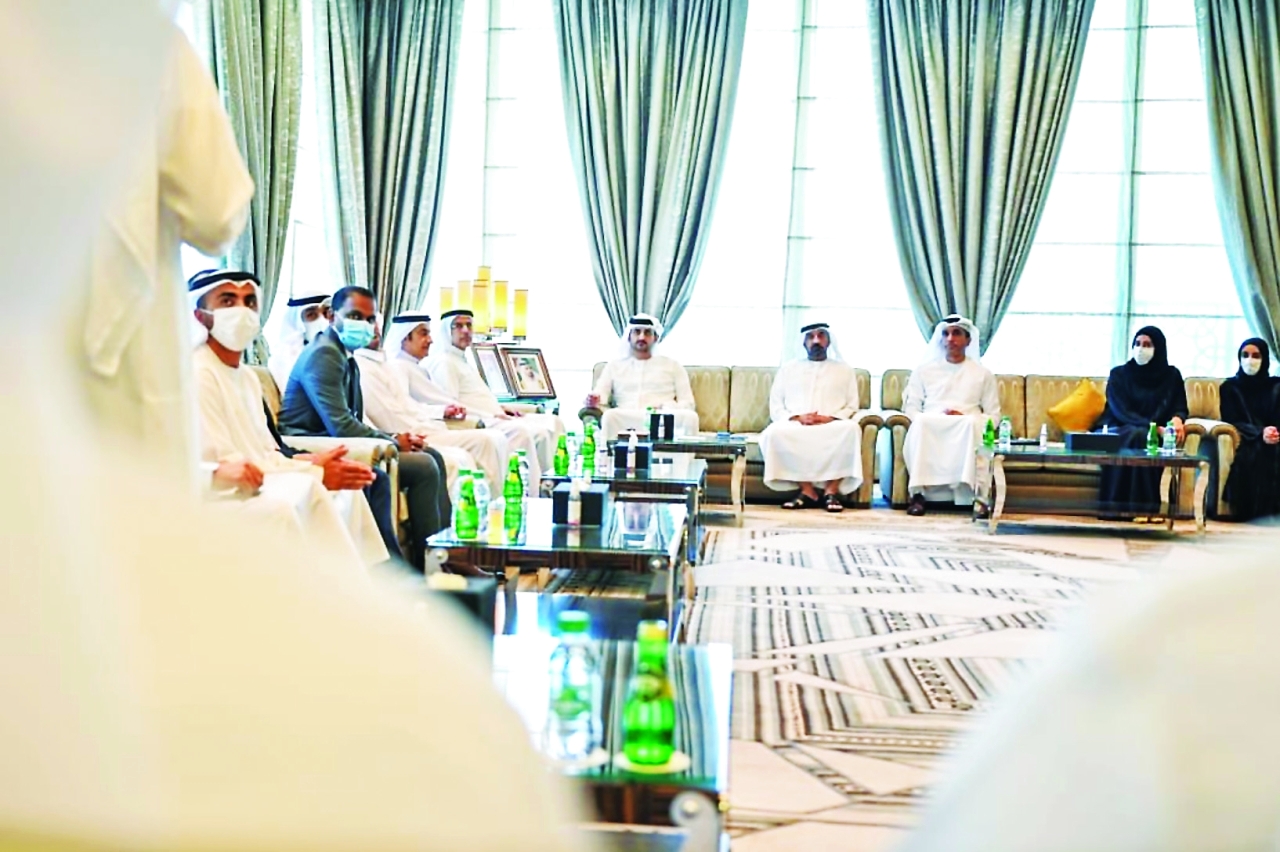 "مكتوم بن محمد خلال لقائه فريق إدارة المبادرات المالية والاستراتيجية بحضور أحمد بن سعيد وعبدالرحمن آل صالح وعبدالله البسطي ومسؤولين | من المصدر"