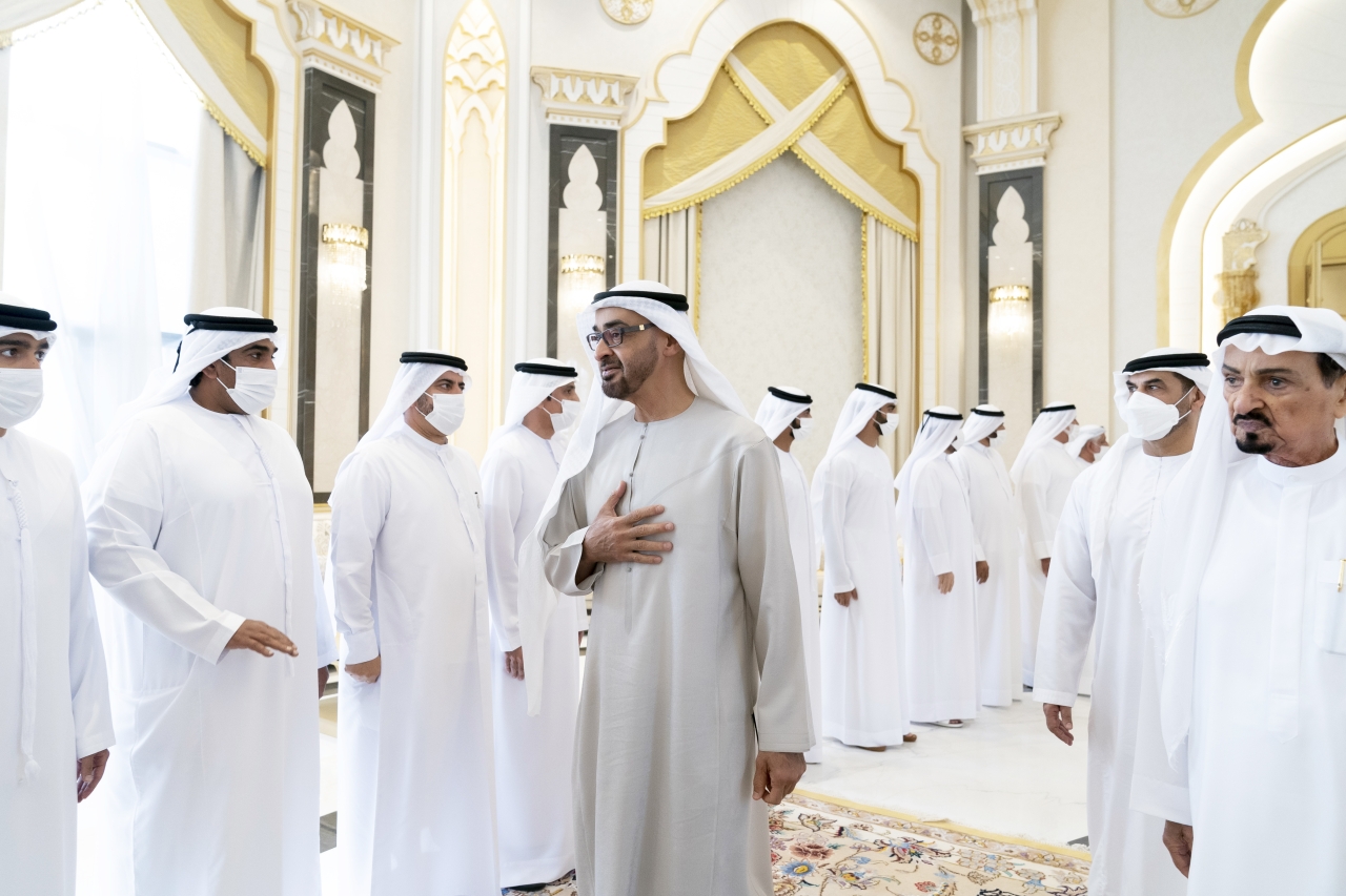 "محمد بن زايد وحميد النعيمي خلال اللقاء مع المواطنين"