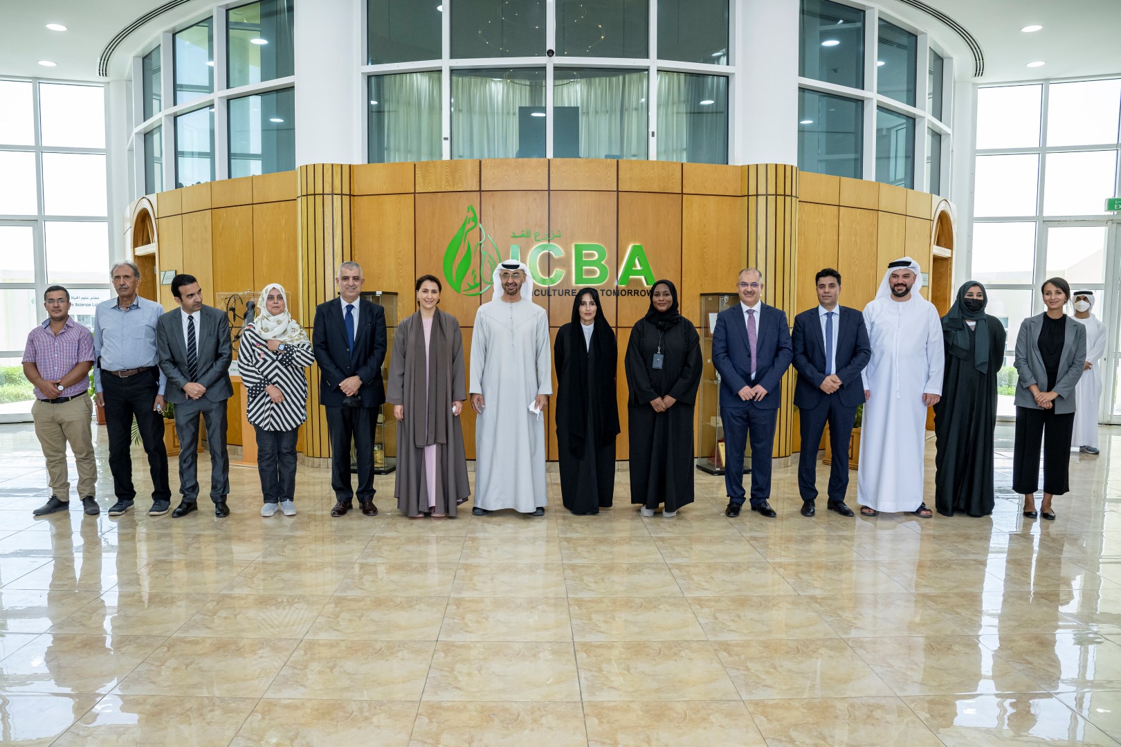 "رئيس الدولة في صورة جماعية مع كوادر المركز بحضور مريم المهيري | تصوير: محمد البلوشي وعيسى الحمادي وحمد الكعبي وريان كارتر"