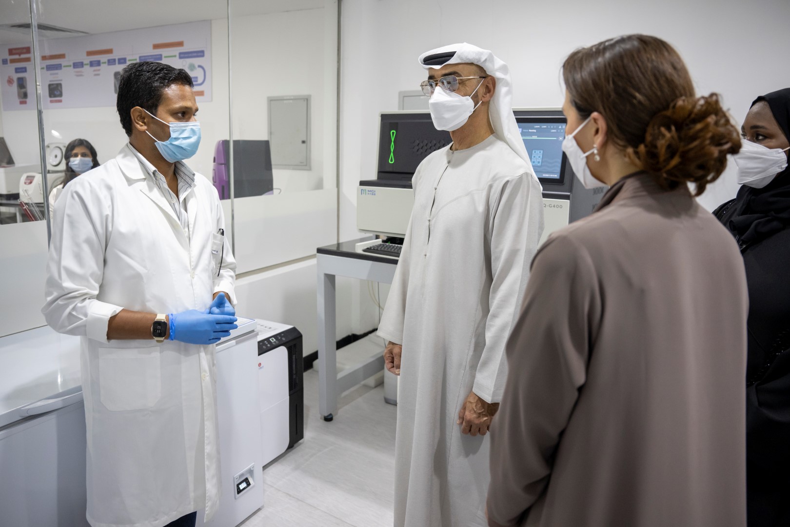 "محمد بن زايد يتعرف على إمكانات المركز بحضور مريم المهيري"