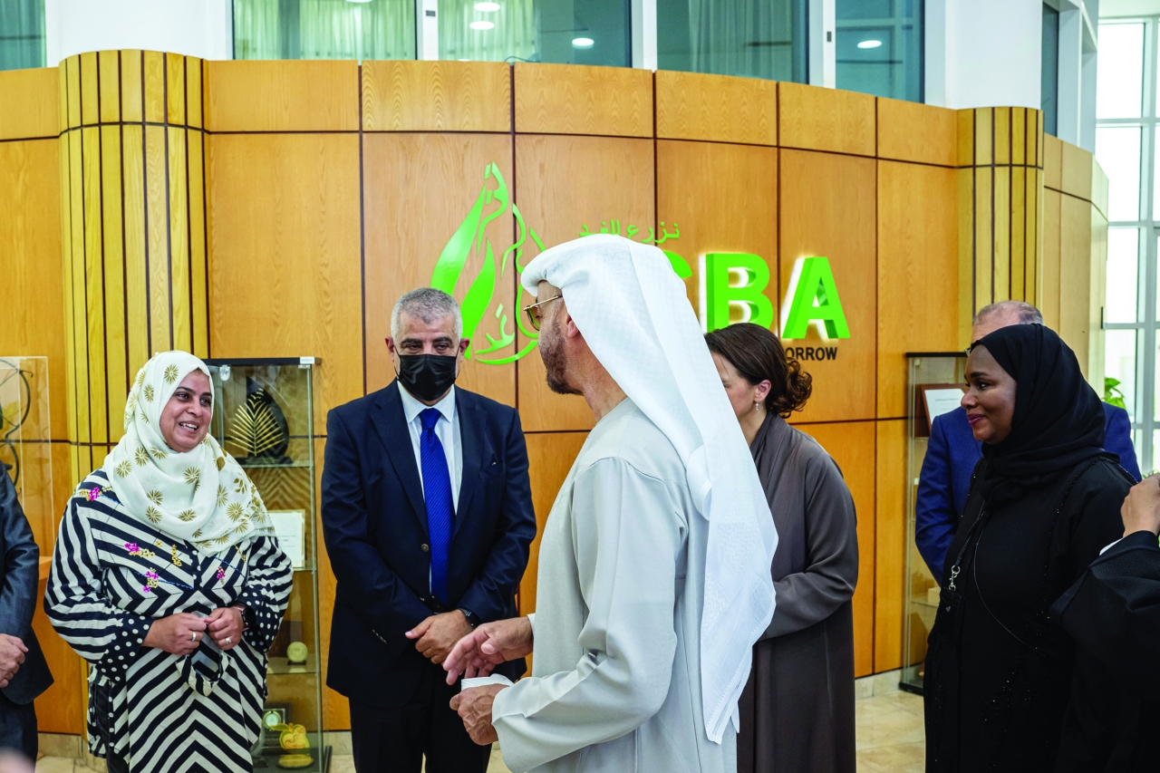 "سموه في حديث مع فريق المركز"