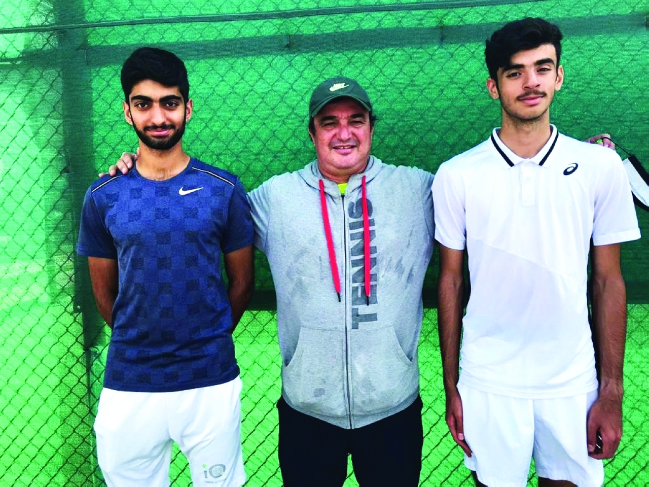 "إسحاق المرزوقي وعمر أحمدي مع المدرب هشام البراملي | البيان"