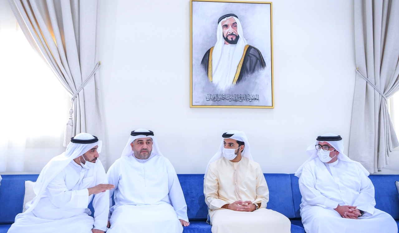 "راشد النعيمي خلال تقديم العزاء | وام"