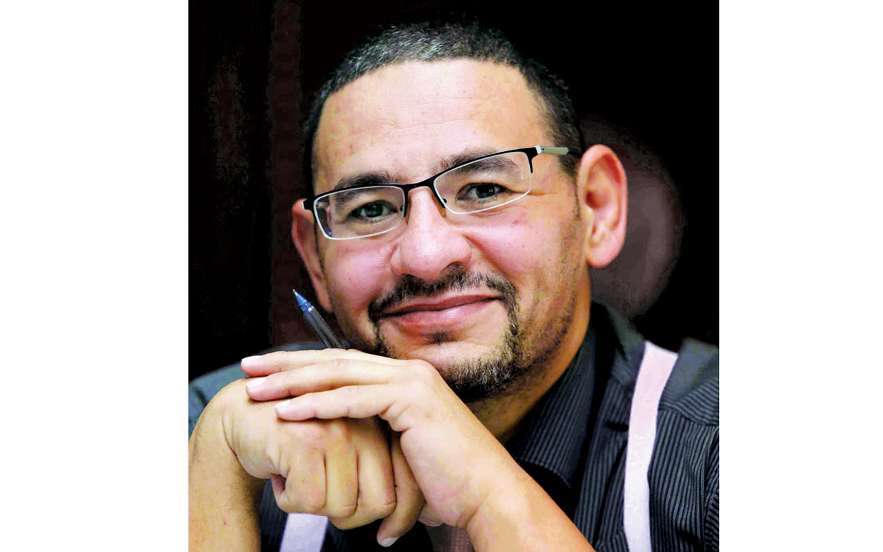 "أيمن النقيب"