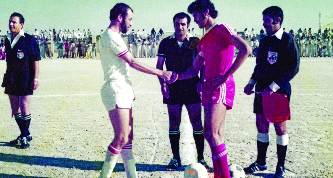 "أحمد عيسى يصافح يوسف محمد كابتن الشارقة | البيان"