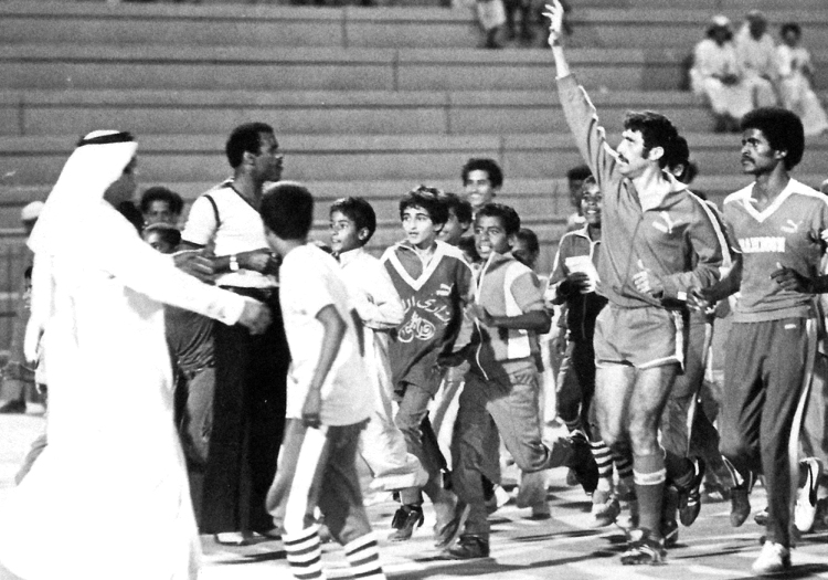 "أحمد عيسى يحيي الجماهير الحاضرة مهرجان اعتزاله وبجواره محمد سهيل «حمدون» | البيان"