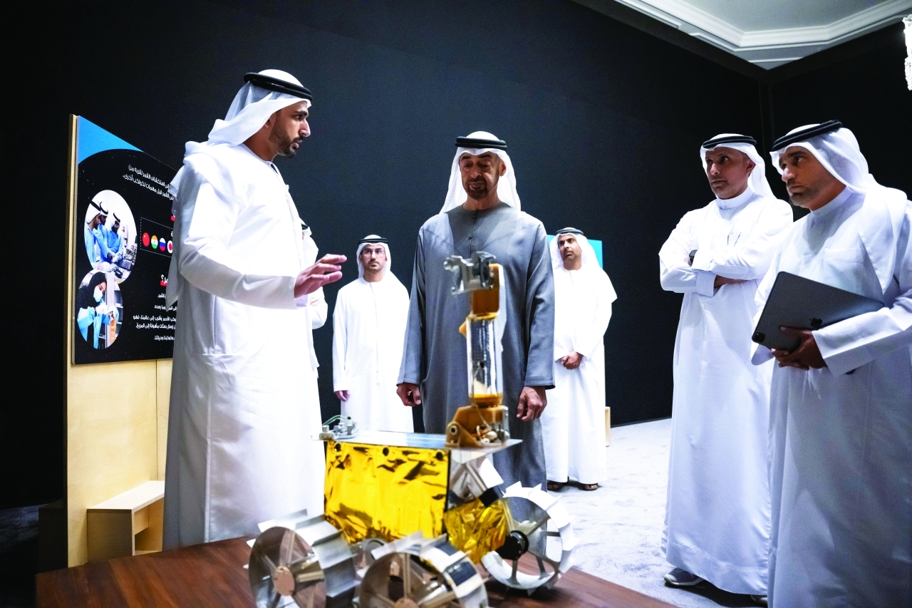 "محمد بن زايد يستمع إلى شرح عن «المستكشف راشد » بحضور طلال بالهول وحمد المنصوري ويوسف الشيباني | تصوير: حمد الكعبي"