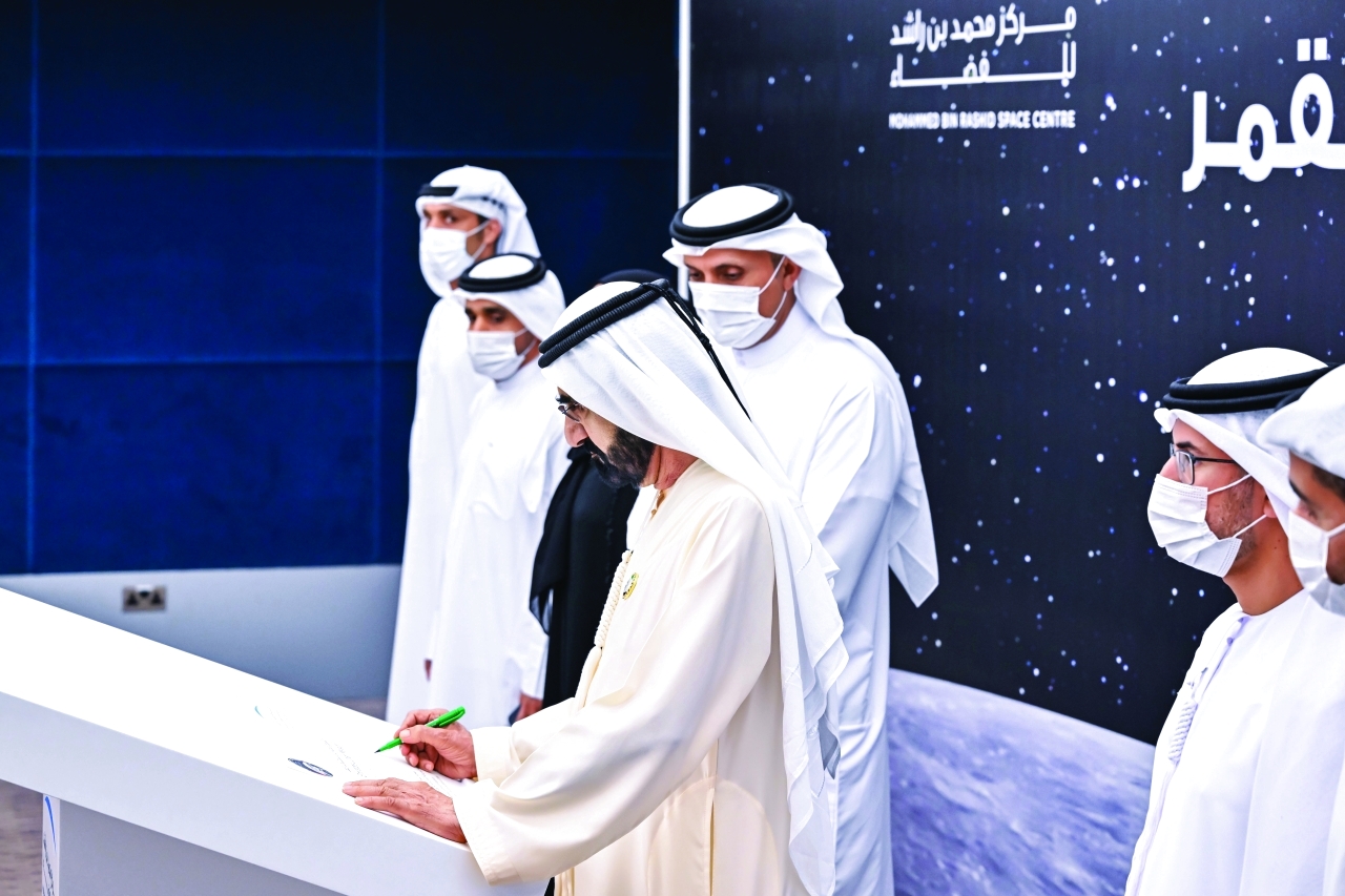 "محمد بن راشد يوقّع على أحد أجزاء «المستكشف راشد » بحضور طلال بالهول وحمد المنصوري وسالم المري وعدنان الريس | تصوير: محمد هشام"