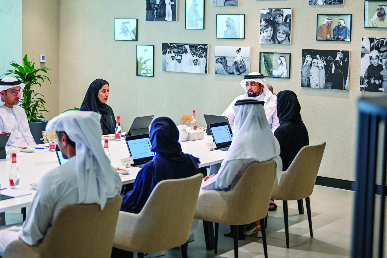 "أحمد بن محمد خلال ترؤسه الاجتماع بحضور منى المري ومحمد الملا"