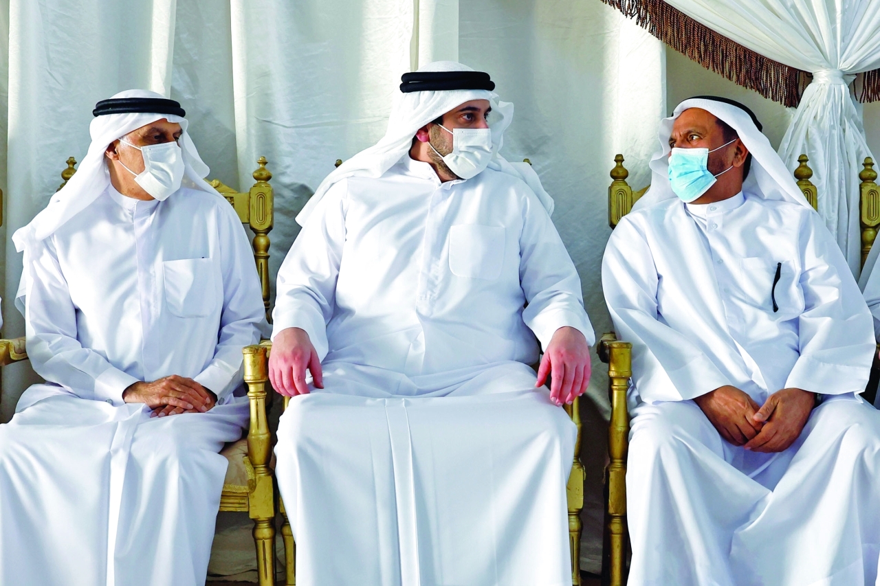 "أحمد بن محمد خلال تقديمه واجب العزاء | تصوير: خليفة اليوسف"