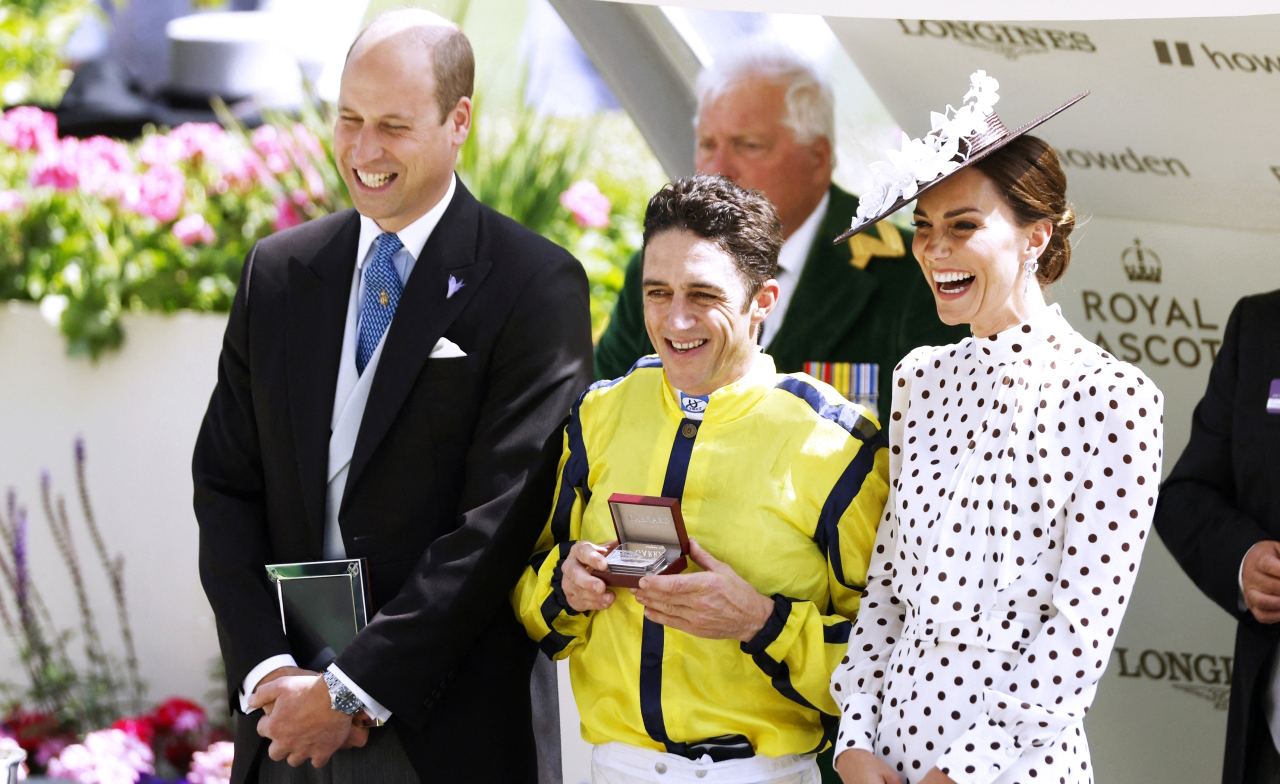 "وليام وكيت مع الفارس كريستوف سوميلون خلال تتويج «بيرفكت باور» رويترز"