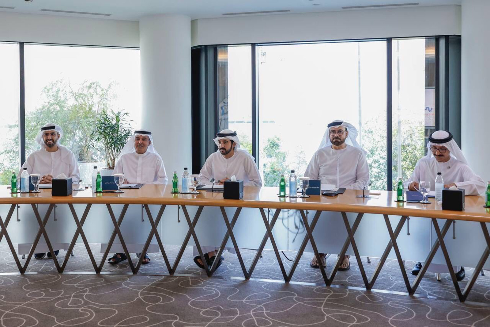 "حمدان بن محمد خلال الاجتماع بحضور محمد القرقاوي وعمر العلماء وعبد العزيز الغرير وسلطان بن سليّم | تصوير: خليفة عيسى"