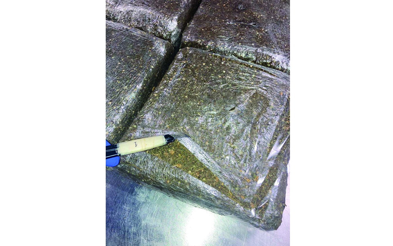 "المسافر وضعها داخل أكياس عجينة الفول السوداني | من المصدر"