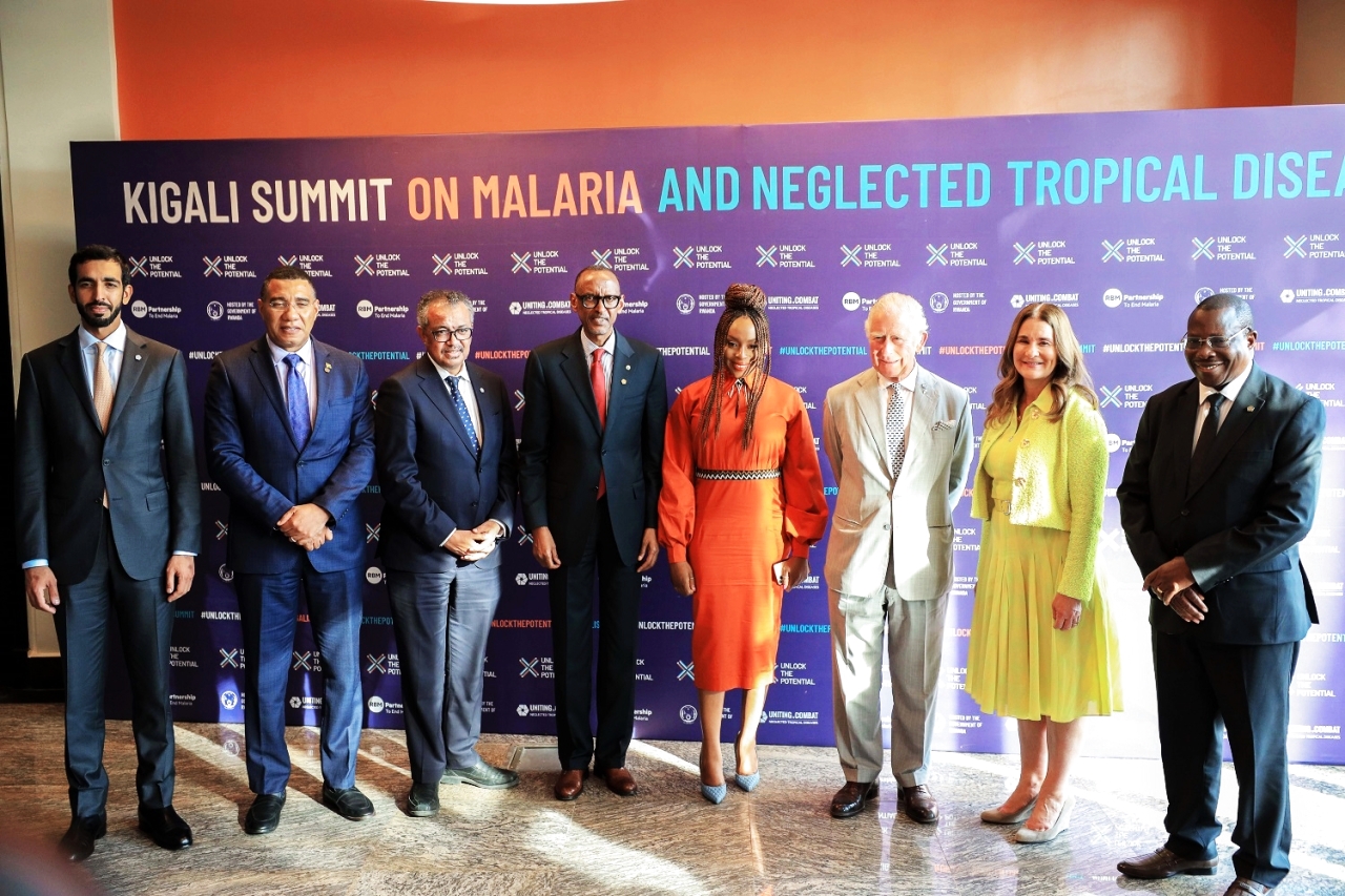 "شخبوط بن نهيان وبول كاغامي وموكجويتسي ماسيسي وأندرو هولنس وتيدروس غيبرييسوس وميليندا غيتس عقب توقيع الإعلان | من المصدر"