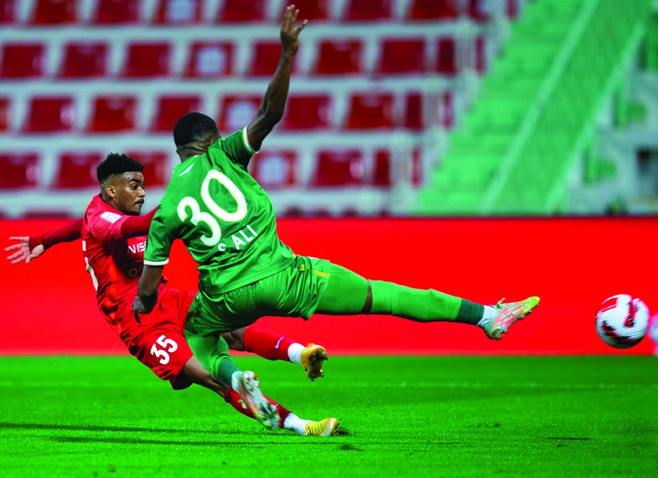 "جانب من مباراة شباب الأهلي وخورفكان في الدوري | أرشيفية"
