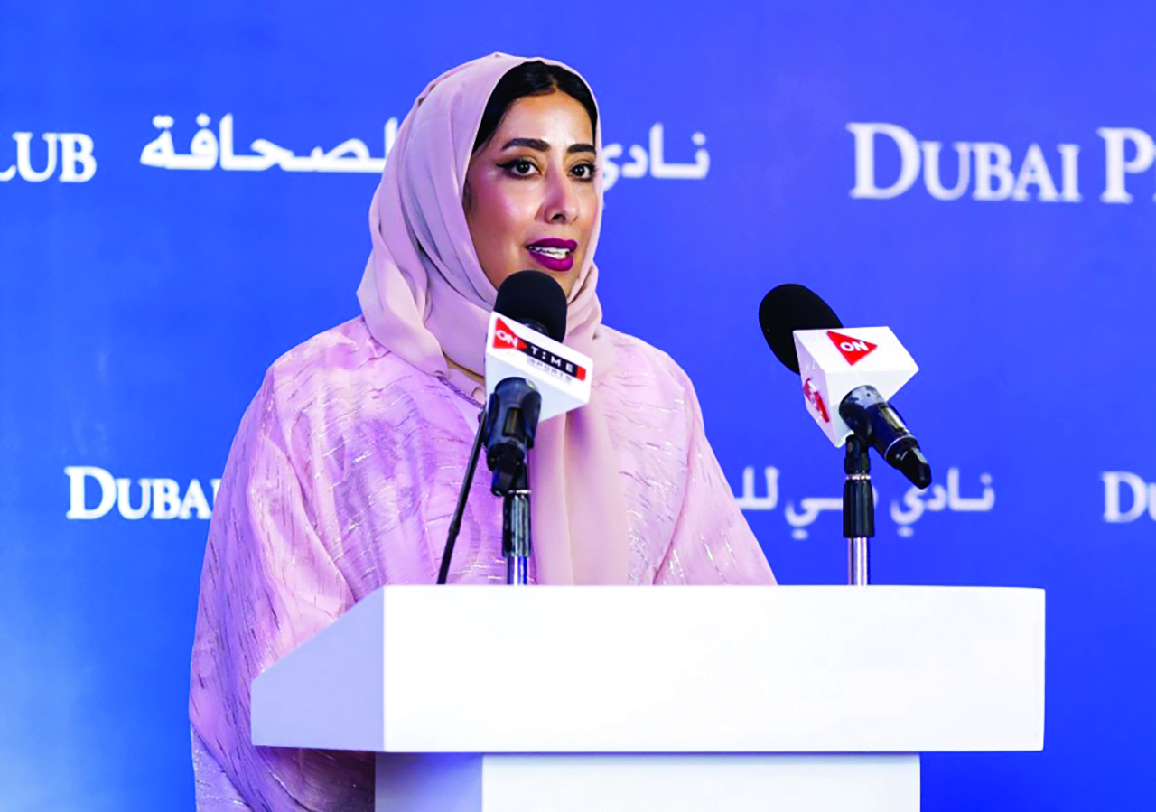 "منى المرّي متحدثة خلال اللقاء"