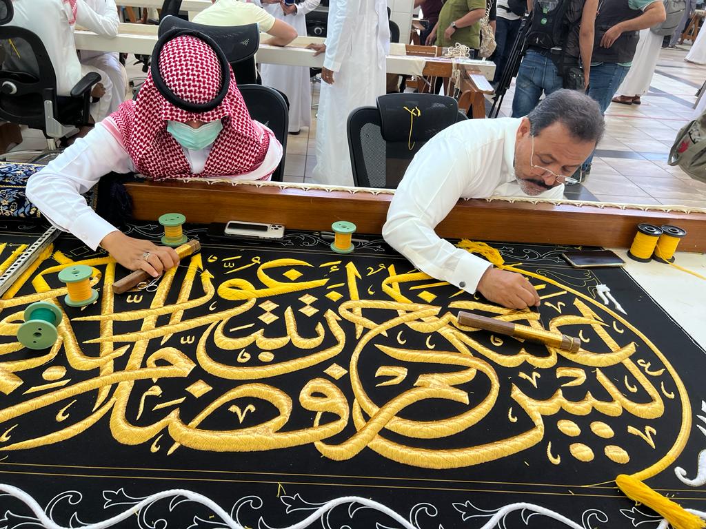 گرانبهاترین جامه برای مقدسترین مکان دنیا/ بالابردن پرده کعبه در آستانه عرفه