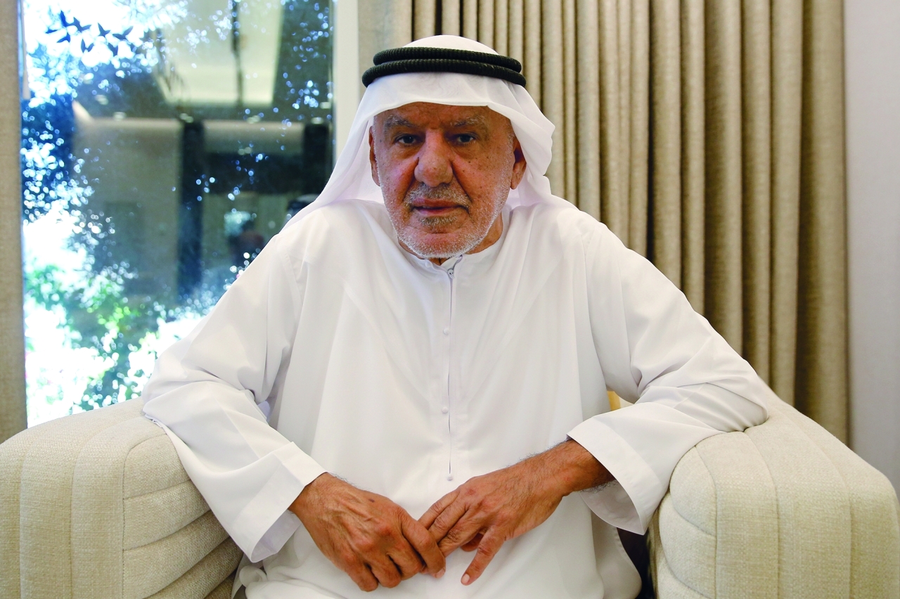 "علي المحرزي داخل حديقة منزله | تصوير: إبراهيم صادق"