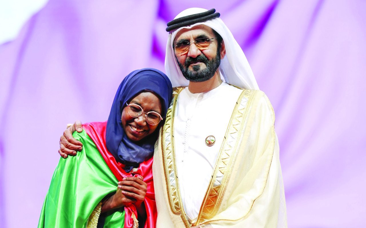 "محمد بن راشد مكرماً هديل أنور بطلة تحدي القراءة العربي 2019 | أرشيفية"