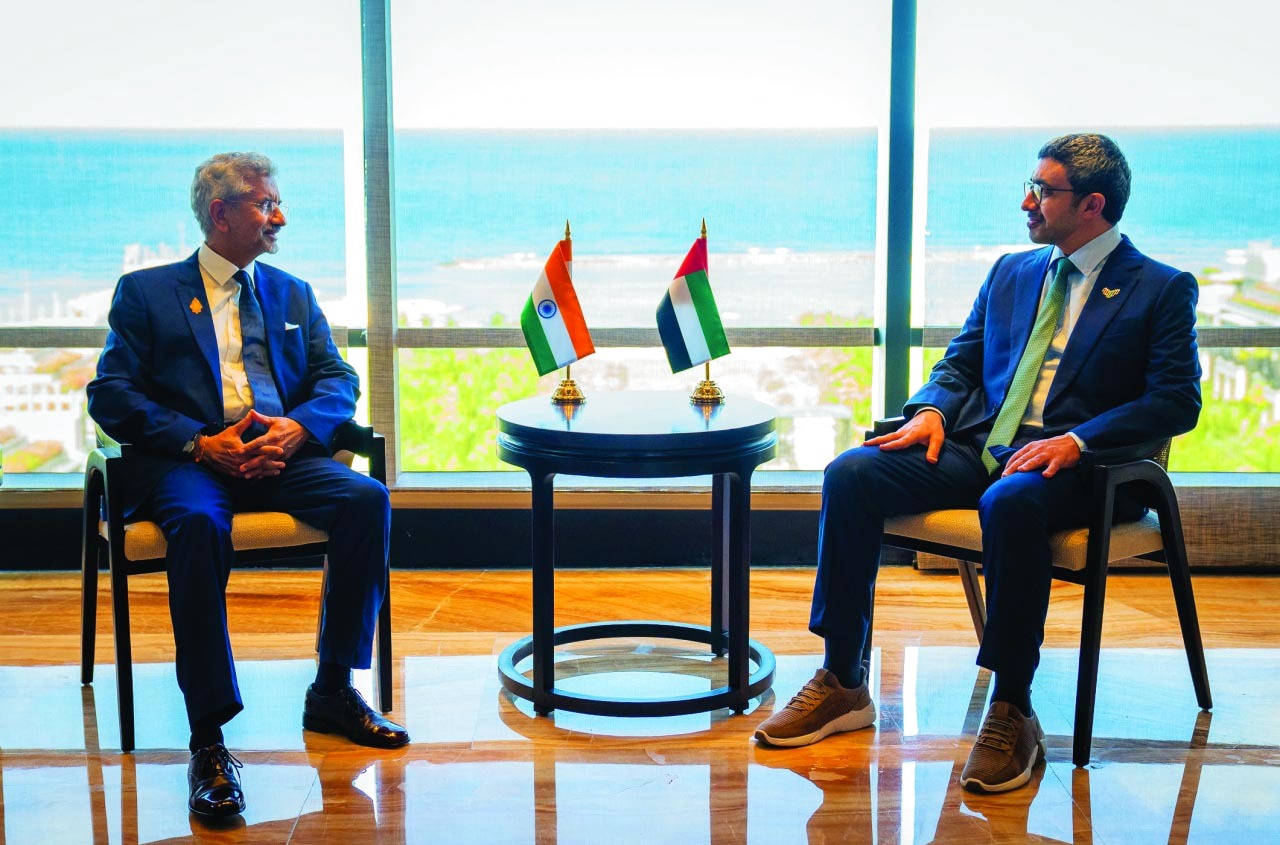 "عبدالله بن زايد خلال استقباله سوبرامنيام جاي شانكار"