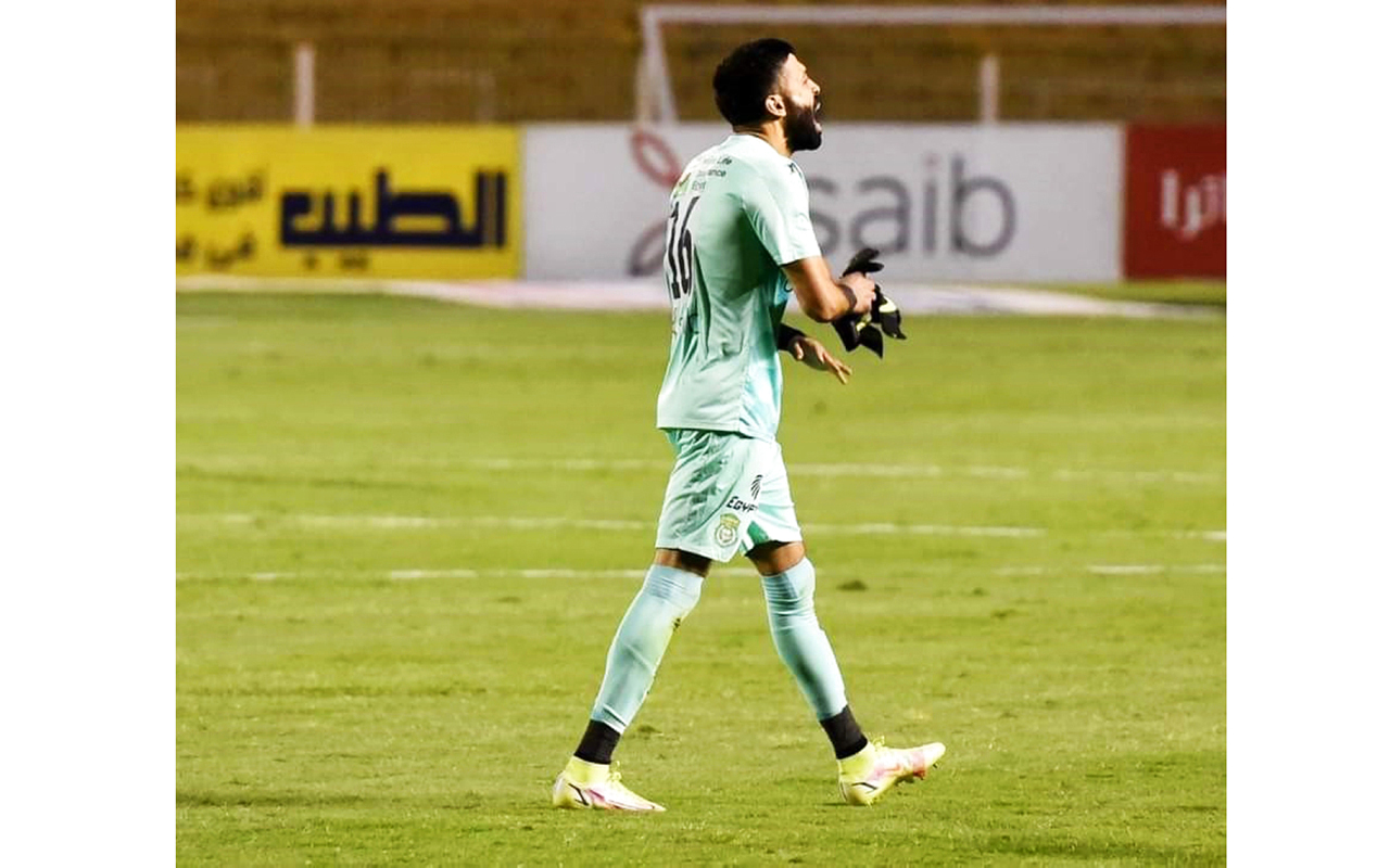 "أحمد يحيى لدى تركه المباراة"