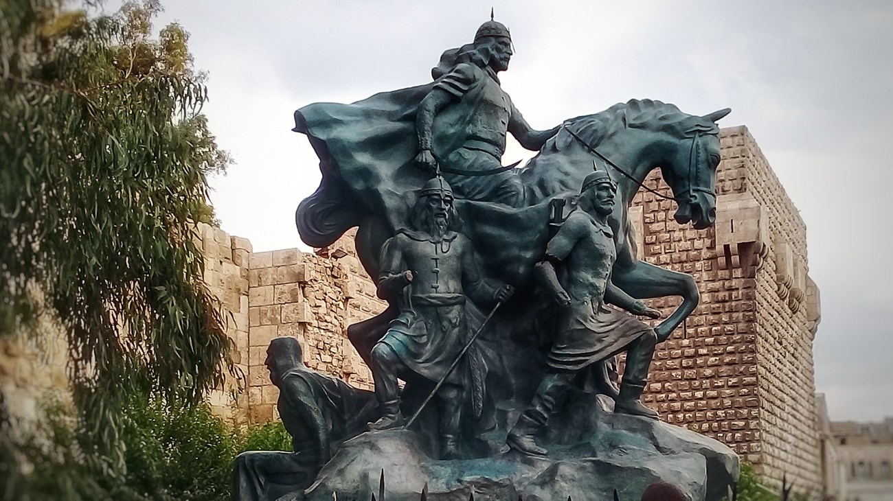 وفاة الفنان السوري عبد الله السيد منفذ تمثال صلاح الدين في دمشق