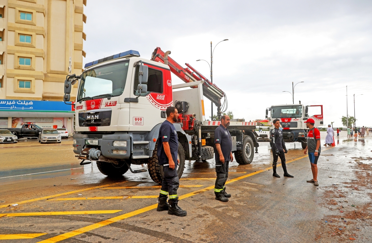 "جهود كبيرة بذلتها فرق إنقاذ دبي | تصوير: زيشان أحمد"