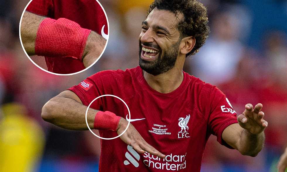 ماذا أخفى محمد صلاح في معصمه؟ (صور)