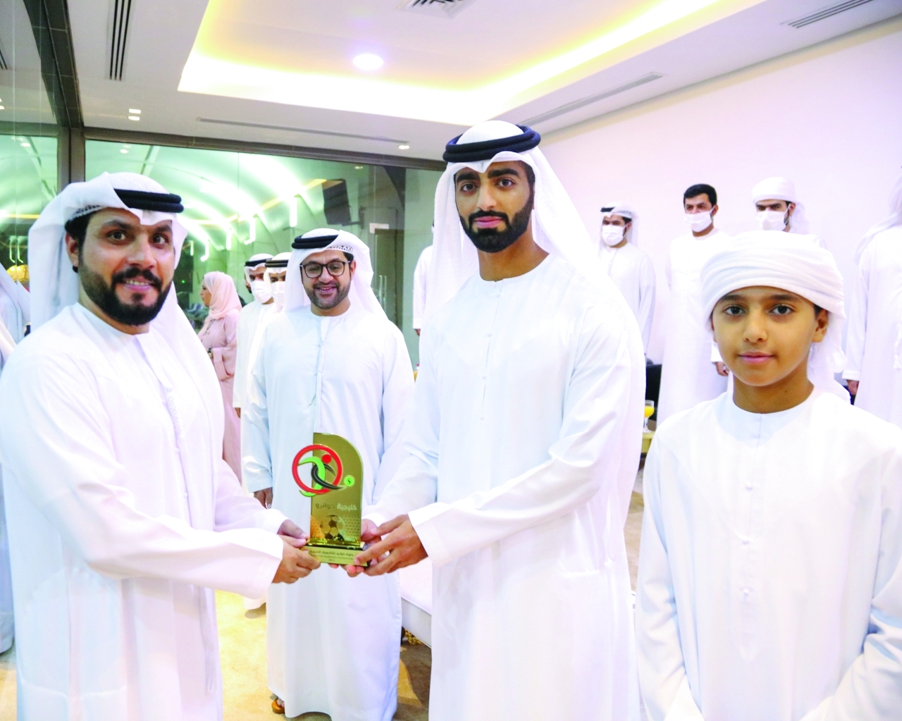 "حميد بن عمار ومحمد بن عمار خلال مراسم التكريم | البيان"
