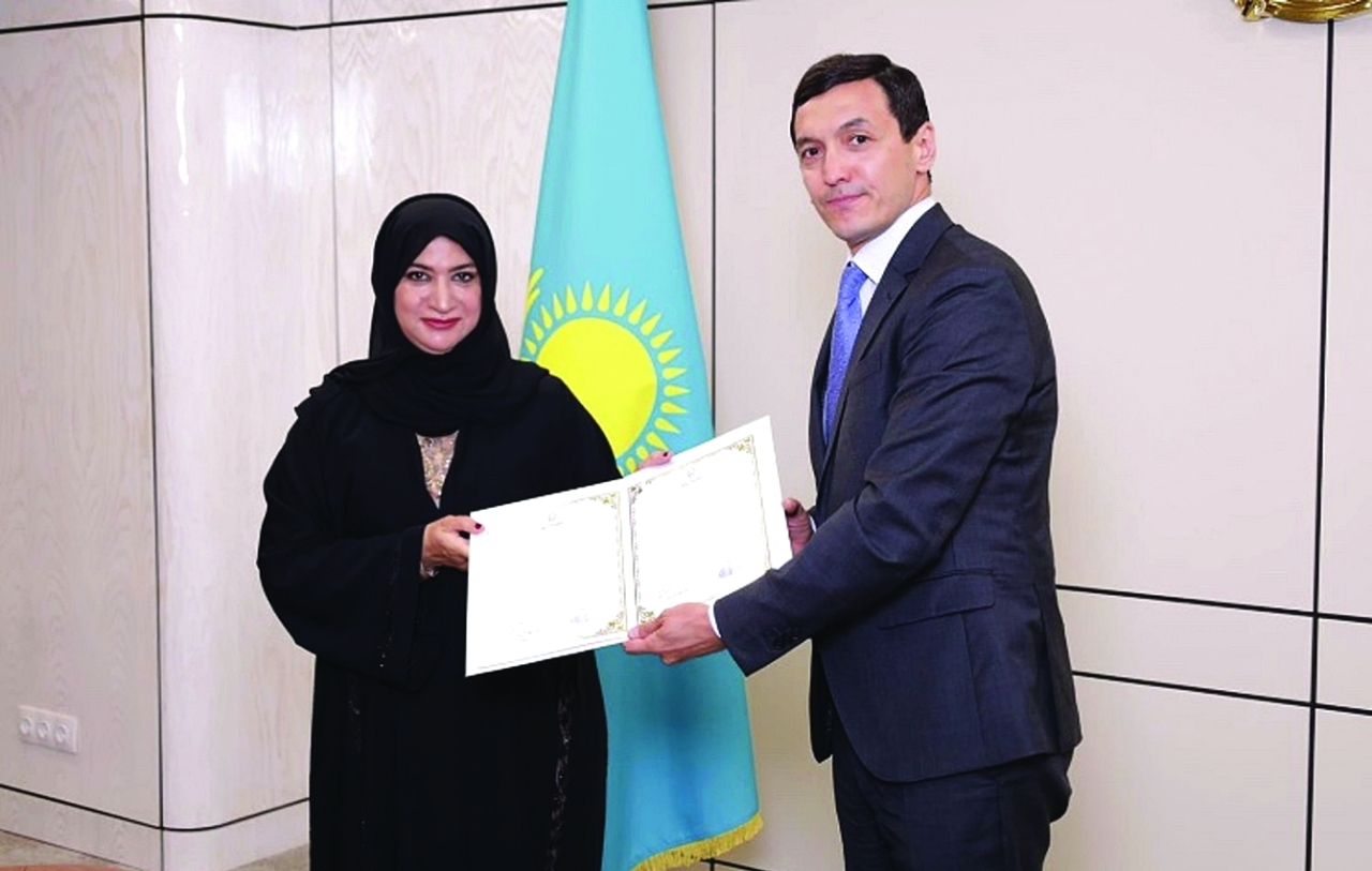 "حليمة الصايغ تتلقى شهادة اختيارها سفيرة للثقافة في كازاخستان  |  البيان"