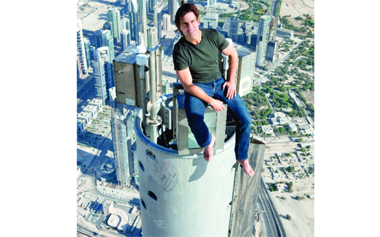 "توم كروز جالساً أعلى برج خليفة خلال تصوير «مهمة مستحيلة»"