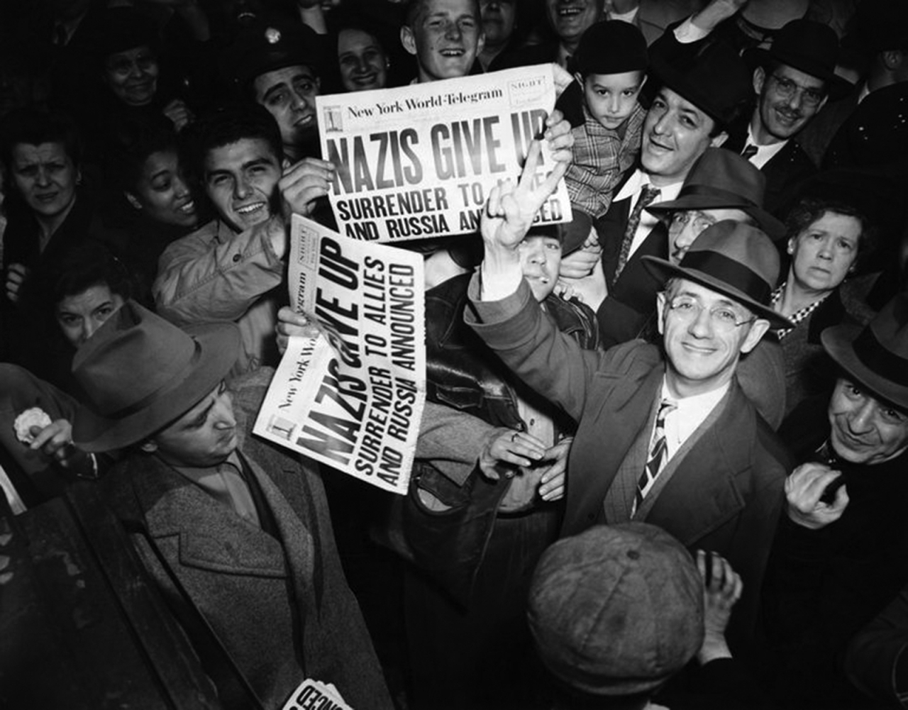 "1945 أمريكا وبريطانيا والاتحاد السوفييتي تعلن انتهاء الحرب العالمية الثانية."