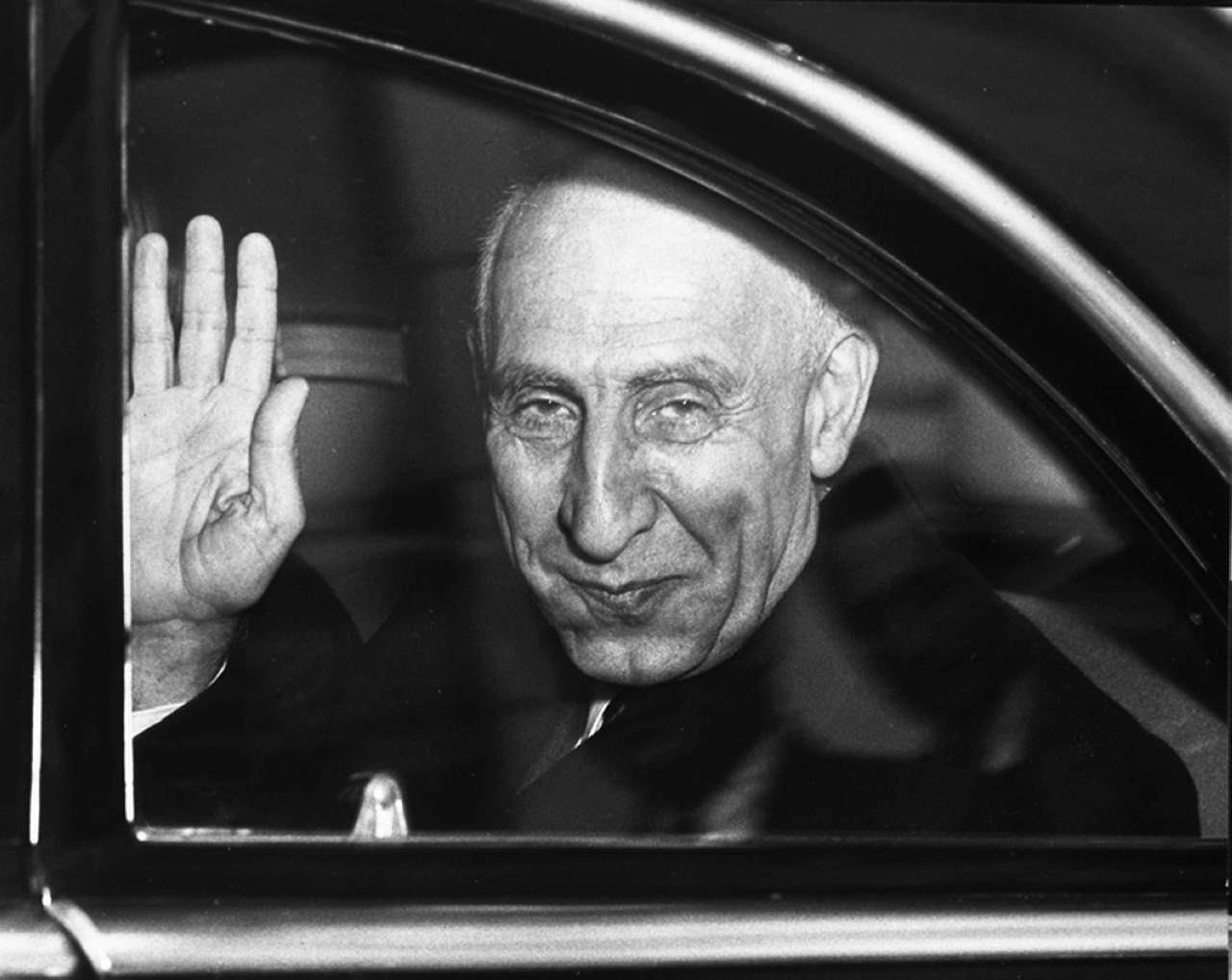 "1953 انقلاب في إيران قاده رئيس الوزراء محمد مصدق."