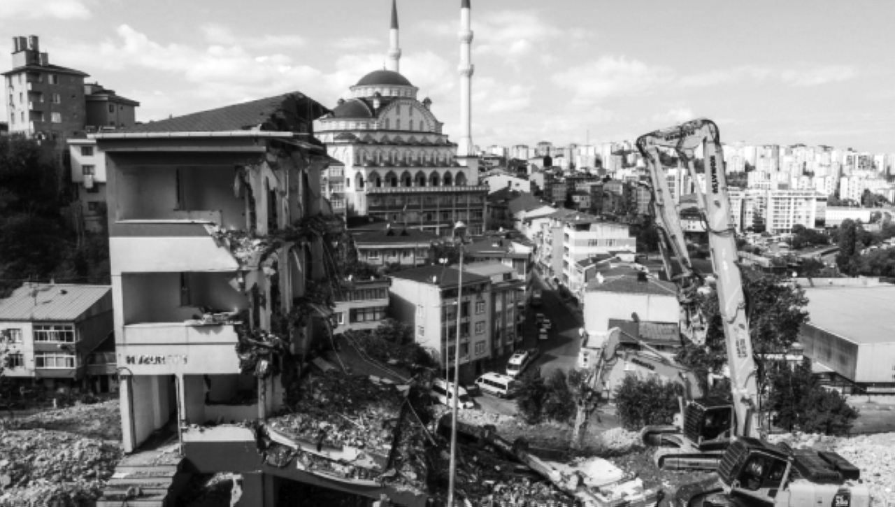 "1999 زلزال يضرب شمال تركيا ويخلف 17000 قتيل."