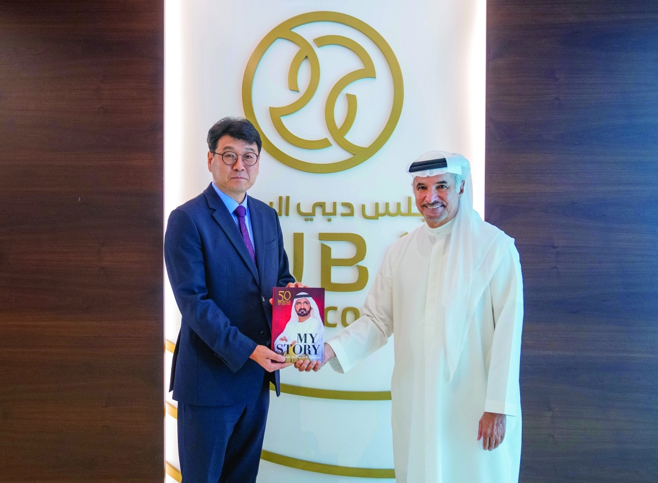 "سعيد حارب يهدي كتاب «قصتي» إلى مون بيونج جون | البيان"